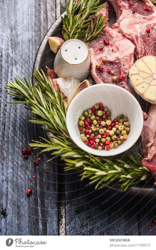 Lammfleisch mit Rosmarin und bunte Pfeffers Lebensmittel Fleisch Kräuter & Gewürze Ernährung Mittagessen Abendessen Bioprodukte Diät Teller Schalen & Schüsseln