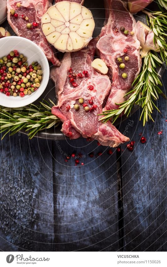 Lammkotelett mit Zutaten zubereiten Lebensmittel Fleisch Kräuter & Gewürze Ernährung Mittagessen Abendessen Festessen Bioprodukte Diät Teller