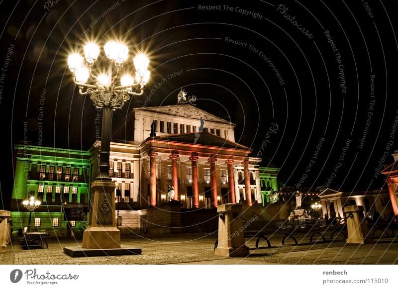 Gendarmenmakt am Abend Gendarmenmarkt Licht Langzeitbelichtung Laterne Platz ruhig Nacht Verkehrswege Berlin Stadt