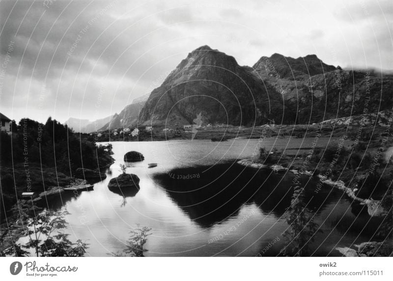 Sørvågen, Lofoten Ferne Berge u. Gebirge Haus Natur Landschaft Wasser Himmel Wolken Wetter schlechtes Wetter Felsen Küste See Fischerdorf dunkel oben Spitze