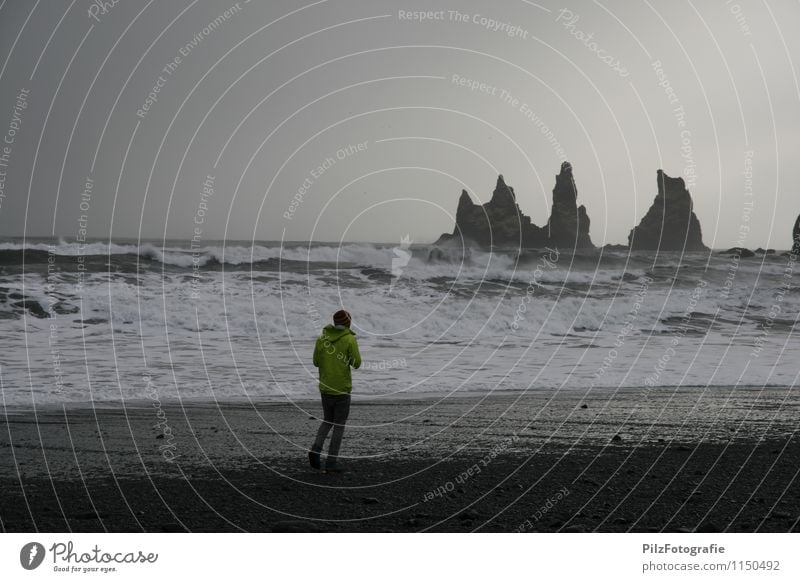 Vik Ferien & Urlaub & Reisen Abenteuer Ferne Freiheit Strand Wellen Mann Erwachsene 1 Mensch Schnee Felsen Küste Riff Meer wandern dunkel gigantisch kalt