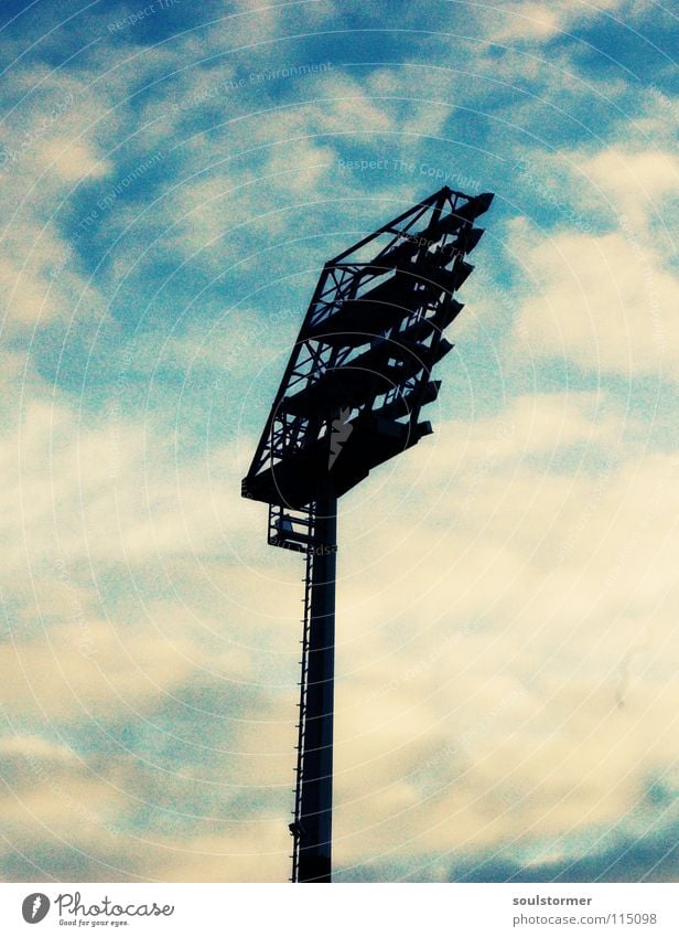 kleines Strahlerchen... Cross Processing Grünstich Gelbstich Flutlicht Licht Lampe Stadion Wolken weiß schwarz Ballsport Himmel digital-cross Falschfarben