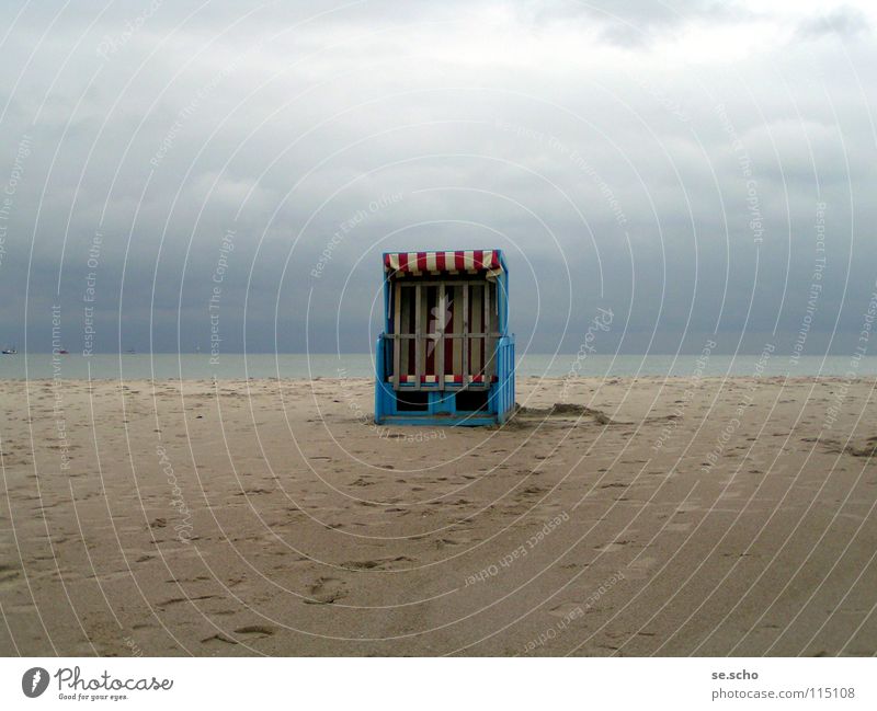 Ende der Saison Strand Strandkorb Meer Küste Einsamkeit Stillleben Darß blau Himmel Wasser Sand Ostsee