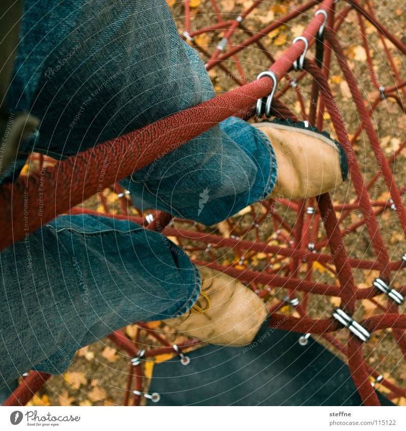 Klettermaxe Spielen Spielplatz Spieltrieb Schuhe toben Sandkasten Gipfel hoch Erinnerung Nostalgie Zufriedenheit Blick schwindelig Freude Klettern Kind im Manne