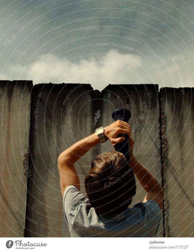 Guck mal, da! Sommer Mann Kerl Stil Körperhaltung Gefühle schön T-Shirt filmen Fotokamera Aktion Freizeit & Hobby Versuch Kunst Dinge Reihe Wand Betonklotz