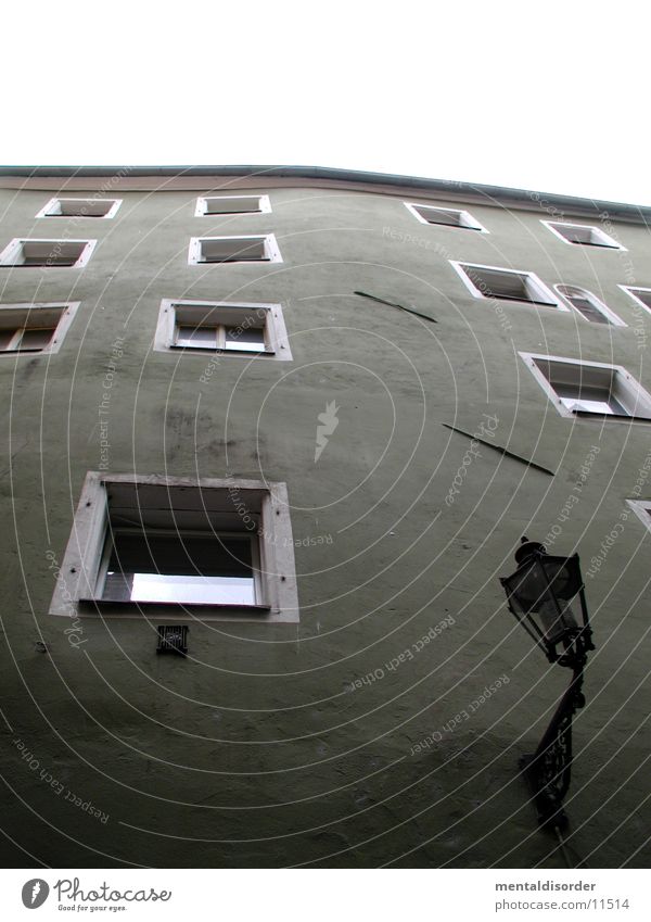 wenn man keine Wasserwaage hat grün Fenster Laterne Haus Architektur Himmel Neigung