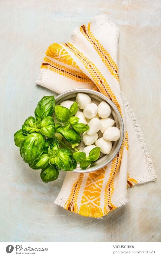 Mozzarella mit Basilikum und Küchentuch Lebensmittel Käse Milcherzeugnisse Kräuter & Gewürze Ernährung Mittagessen Büffet Brunch Bioprodukte