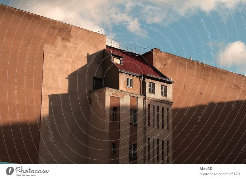 Lückenfüller Hinterhof leer Haus Wand Wolken trist seltsam Stadt Berlin Mitte Schatten Himmel