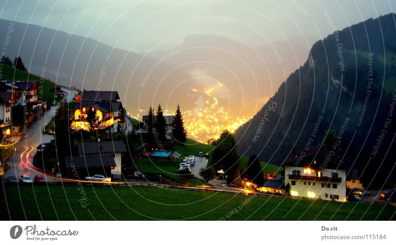 Das güldene Tal Licht Nacht dunkel Haus Baum Tanne Ferien & Urlaub & Reisen grau Wolken Wiese Gras grün Leuchtspur Dorf Italien Südtirol Dolomiten Geborgenheit