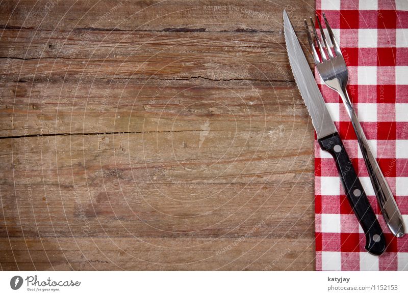 Besteck Gabel Messer Tafelmesser Tisch Gedeck Essen Foodfotografie Restaurant rot Decke Schwarzweißfoto Tischwäsche Holz Hintergrundbild Steak Küche Holztisch