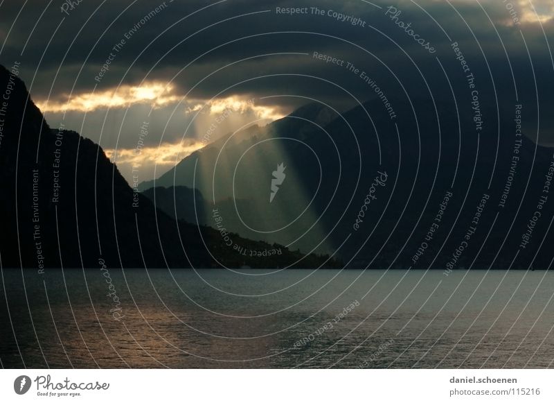 schlechtes Wetter im Anmarsch 2 Wolken Hintergrundbild Licht dunkel bedrohlich Sturm gefährlich Hügel Sonnenstrahlen See Schweiz Gewitter Berge u. Gebirge