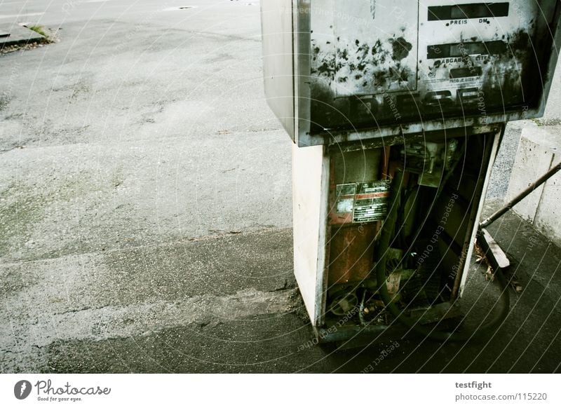 it´s better to burn out... Tankstelle tanken kaputt ausgebrannt alt Benzin Diesel Sprit Beton Teer Platz repariert Besen Kehren Detailaufnahme hinüber petrol