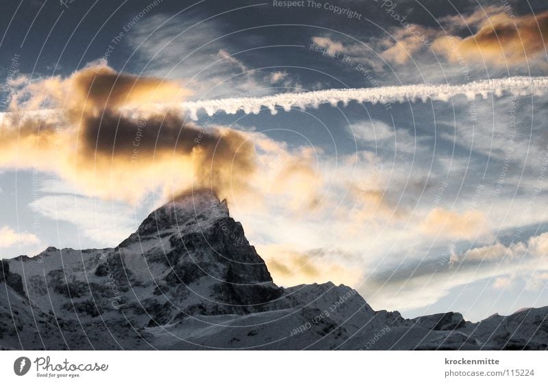 Wolkenkratzer Bergkette Schweiz Schneedecke Sonnenstrahlen alpin Abendsonne Kanton Graubünden schlechtes Wetter Wolkenhimmel Kondensstreifen Berge u. Gebirge