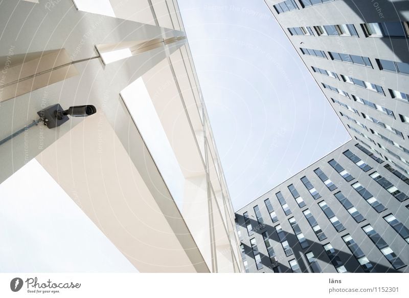 800 l Tendenz steigend Haus Videokamera Himmel Hochhaus Bauwerk Gebäude Architektur Fassade Fenster außergewöhnlich modern Überwachung Menschenleer