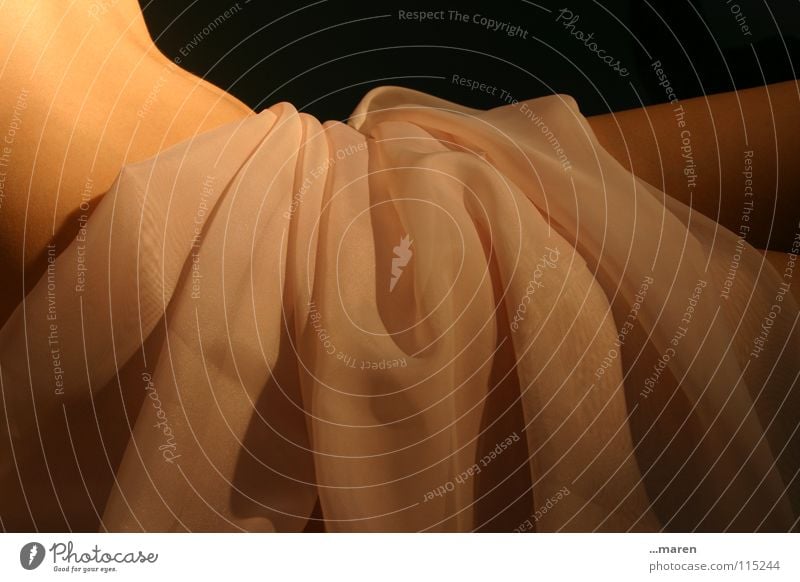 ...tuchwerk Stoff rosa Frau nackt Physik dunkel Bauchnabel verdeckt verpackt zart staunen Denken schwarz unten Tüll leicht Einsamkeit träumen Akt Tuch Wärme