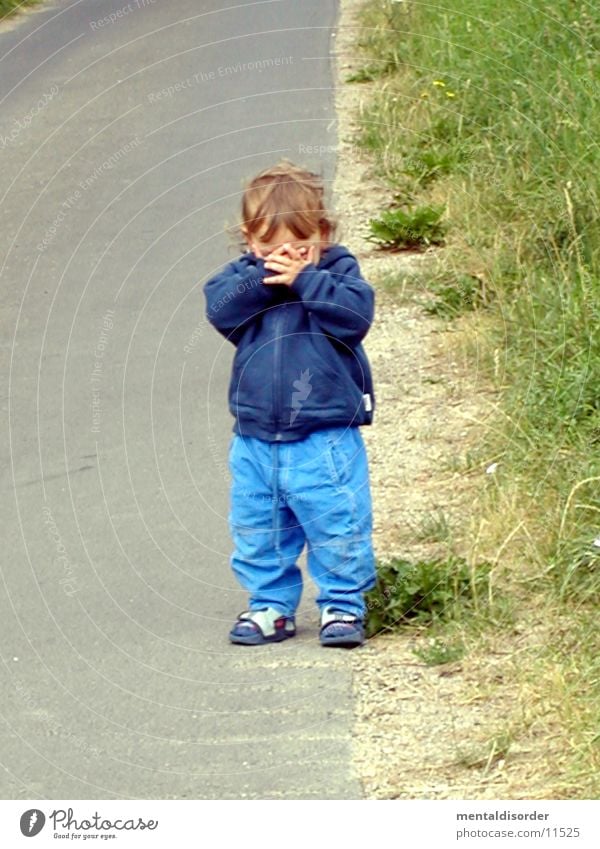 wo bist du? Kind Hand Gras Mann Gesicht Straße verstecken nicht sehen