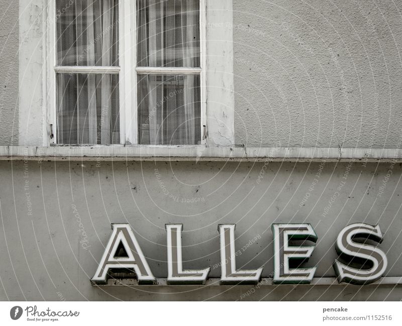 auf arbeit | alles... Kleinstadt Stadtzentrum Fußgängerzone Haus Gebäude Architektur Fassade Fenster Zeichen retro trist grau Business Handel Mittelstand