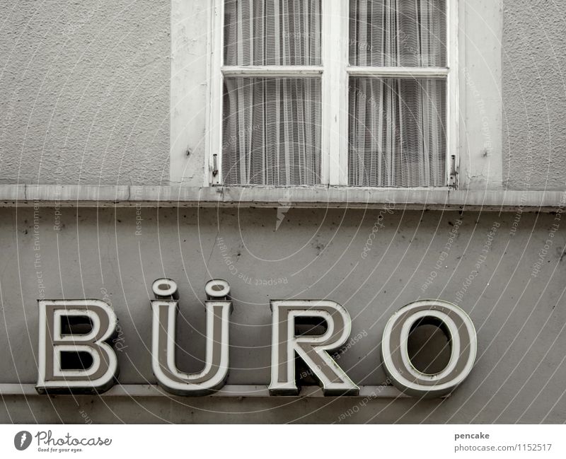 auf arbeit | ...büro Kleinstadt Altstadt Fußgängerzone Haus Gebäude Architektur Fassade Fenster Zeichen retro trist Stadt grau Business Handel Konkurrenz