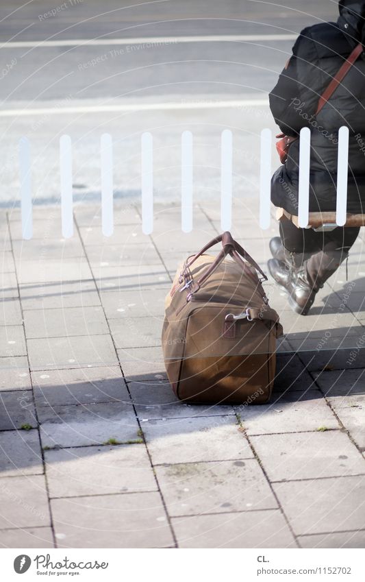 abschied Ferien & Urlaub & Reisen Mensch Erwachsene Leben 1 Verkehr Verkehrswege Straßenverkehr Busfahren Wege & Pfade Jacke Stiefel Bushaltestelle Tasche