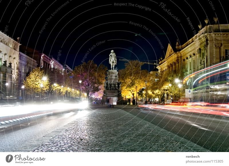 Linden im Licht Unter den Linden Nacht Langzeitbelichtung Schleier Denkmal Verkehrswege Berlin Lichterscheinung Scheinwerfer Straße Light Abend