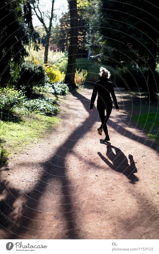 tanz in den mai Freude Freizeit & Hobby Mensch feminin Frau Erwachsene Leben 1 30-45 Jahre Umwelt Natur Landschaft Schönes Wetter Baum Park Wald Fußgänger