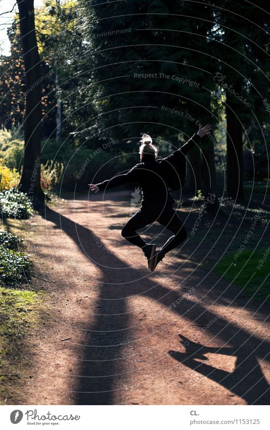 spring vor glück Freude Gesundheit sportlich Fitness Mensch feminin Frau Erwachsene Leben 1 30-45 Jahre Sonnenlicht Frühling Sommer Schönes Wetter Baum Park