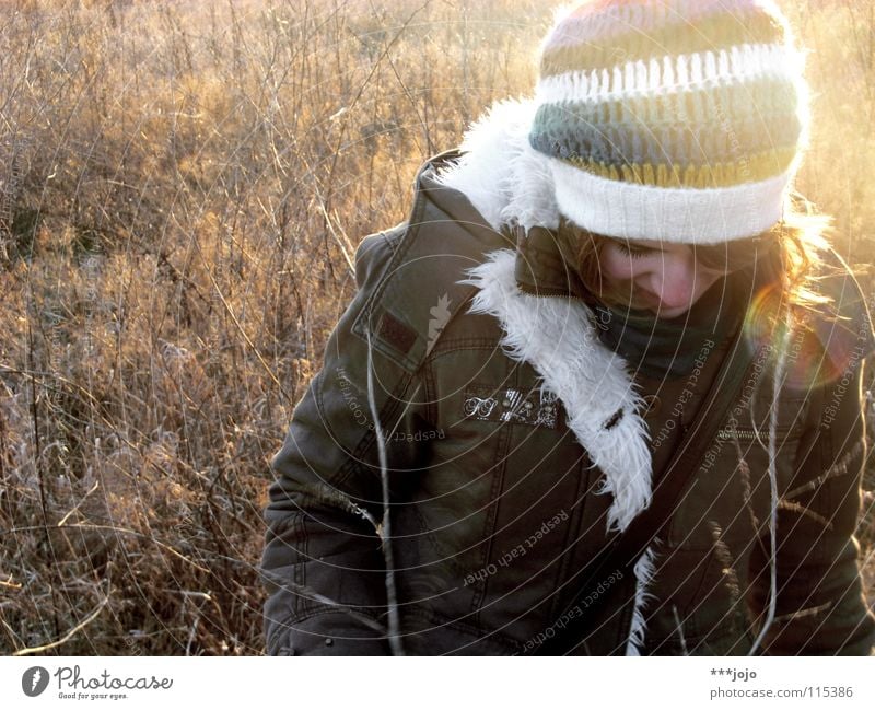 wintersonne. Gegenlicht Frau kalt Winter Mütze Porträt frieren Feld braun Jacke Eis Denken Pampa Fell Mantel Halm Schüchternheit Jugendliche Frost Blendenfleck