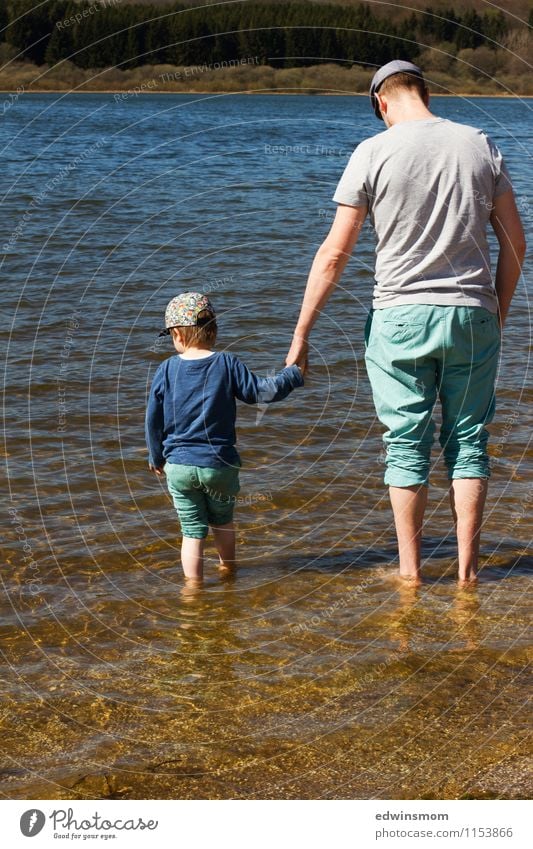 Am Wasser Ausflug Sonne maskulin Kind Mann Erwachsene Vater Familie & Verwandtschaft 2 Mensch 3-8 Jahre Kindheit 30-45 Jahre Natur Frühling T-Shirt Hose Mütze