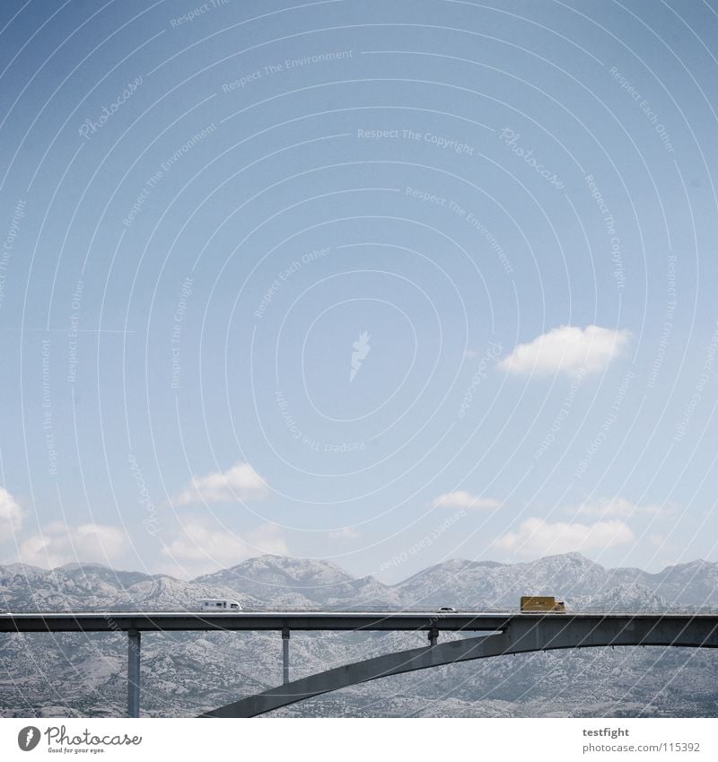 überqueren Schlucht überbrücken Verbundenheit Himmel Wolken Sommer fahren Überqueren erobern Barriere Beton Monster Macht groß Brücke bridge Insel Verbindung