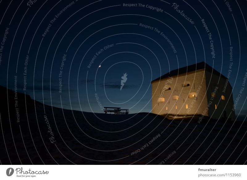 Nacht in Trondheim Architektur Umwelt Landschaft Himmel Nachthimmel Mond Winter Schönes Wetter Eis Frost Hügel Norwegen Burg oder Schloss Bauwerk Gebäude