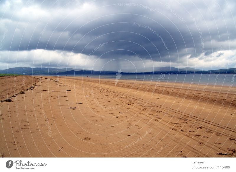 gleich kommts... Strand Meer See Küste Sandstrand Wolken Fußspur Horizont dunkle Wolken dunkel rot weiß grau Joggen kalt Wind Regen ungemütlich Republik Irland