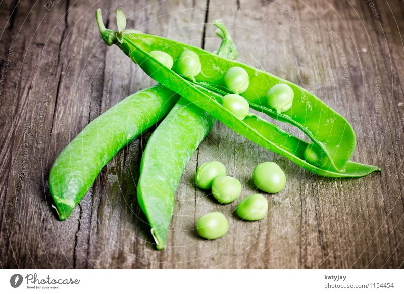 Erbsen Schote Holz Holzbrett Gemüse Gesunde Ernährung Vitamin Schneidebrett Küche kochen & garen nah Nahaufnahme Vegetarische Ernährung Vegane Ernährung gepellt