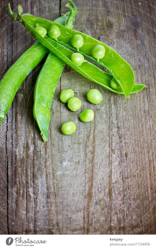 Erbsen Schote Holz Holzbrett Gemüse Gesunde Ernährung Vitamin Schneidebrett Küche kochen & garen nah Nahaufnahme Vegetarische Ernährung Vegane Ernährung gepellt