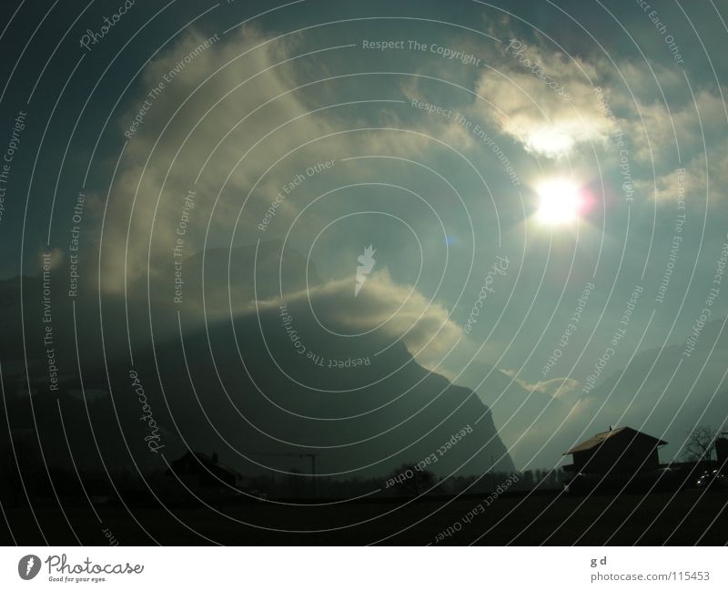 Es war nicht wirklich warm.... Wolken weiß Sonnenstrahlen grün Haus Schweiz Kanton Uri Baukran Baum Winter Berge u. Gebirge Tal blau Alpen Bristen Schnee