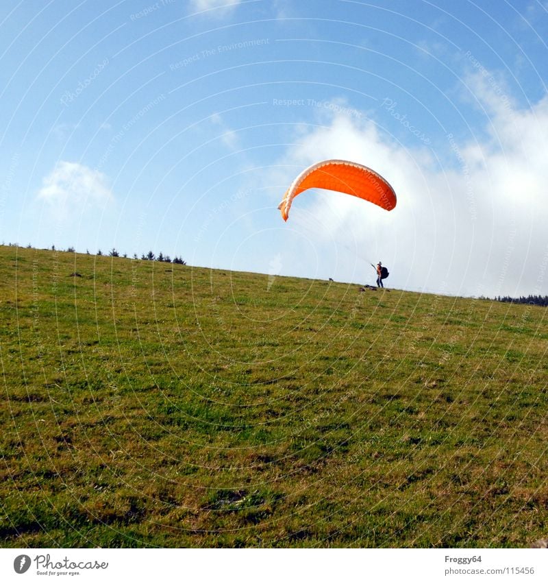 Akai in Action Gleitschirmfliegen Farbenspiel himmelblau Romantik Starterlaubnis Kontrast Südbaden grün Schauinsland Kontrollblick Wolken Kumulus Horizont Baum