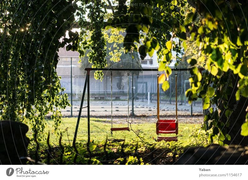 Spotlight Playground Spielen Kinderspiel Spielplatz schaukeln Schaukel Farbfoto Außenaufnahme Menschenleer Abend Dämmerung Sonnenlicht Gegenlicht