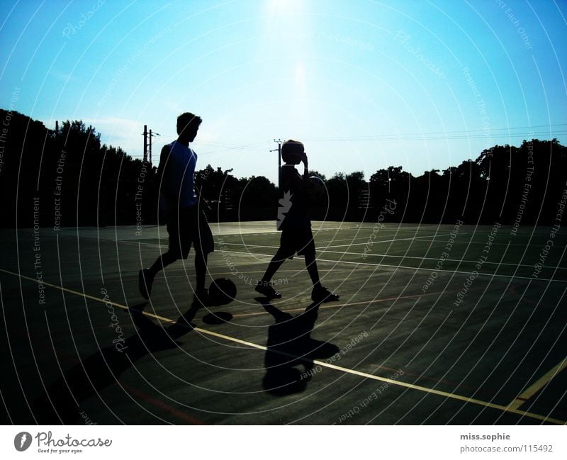 summerlife Farbfoto Außenaufnahme Schatten Silhouette Freizeit & Hobby Spielen Sommer Sportler Fußball Ball Sportstätten Sportplatz Mensch Jugendliche laufen