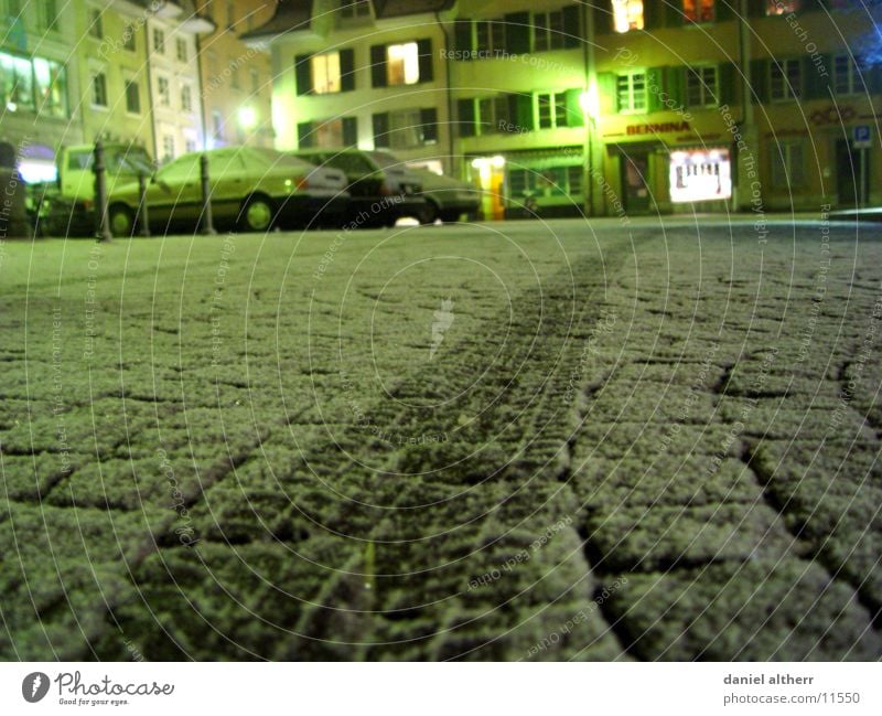 Spuren im Schnee Winter Nacht kalt Reifen Verkehr PKW