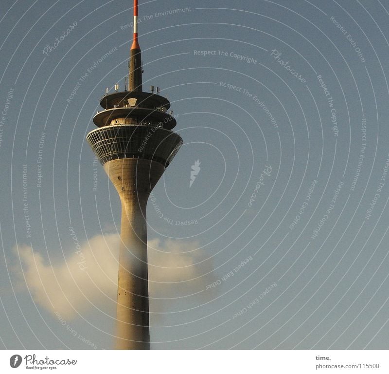 Informant, leicht benebelt Himmel Wolken Hauptstadt Turm Sehenswürdigkeit Wahrzeichen Denkmal Fernsehturm hoch Entschlossenheit Macht Mittelpunkt träumen Gerät