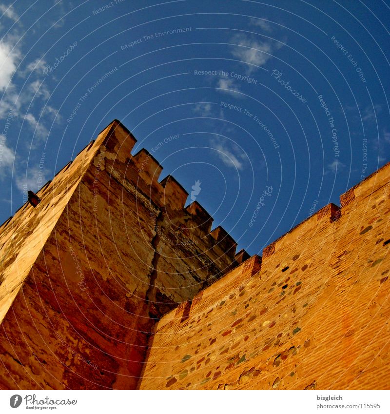 Alhambra-Türme, Granada (Spanien) Farbfoto Außenaufnahme Menschenleer Textfreiraum oben Froschperspektive Himmel Europa Ruine Turm Wahrzeichen Denkmal