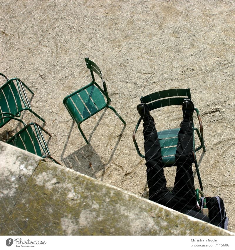 Nickerchen Paris Park Louvre Frankreich Pause schlafen Siesta Stuhl Mauer grün Kies Brunnen Mittagsschlaf Halbschlaf Erholung Mann schwarz Schuhe Platz