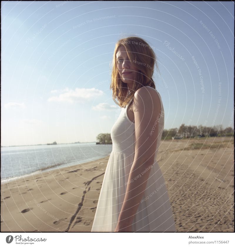 Portrait am Fluß Ausflug Abenteuer Freiheit Sommer Sonne Strand Junge Frau Jugendliche 30-45 Jahre Erwachsene Landschaft Sand Schönes Wetter Flussufer Kleid