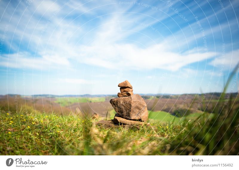 Steinmännchen Ferne wandern Landschaft Himmel Wolken Horizont Frühling Schönes Wetter Wiese ästhetisch positiv schön blau braun grün weiß Lebensfreude Erholung