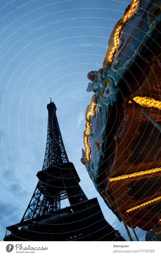 Eiffel Sehenswürdigkeit Wahrzeichen Tour d'Eiffel einzigartig blau gelb Karussell Paris Frankreich Blauer Himmel blaue Stunde Menschenleer Beleuchtung