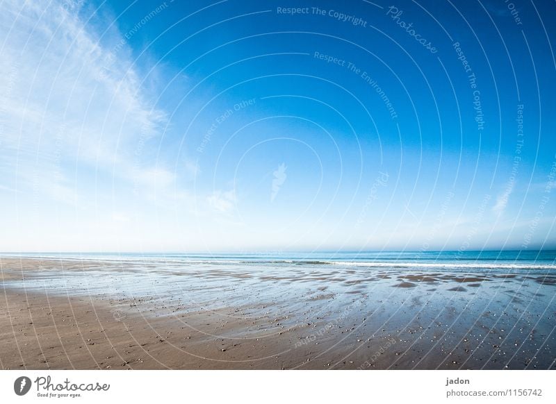 meeresstille. Tourismus Ausflug Strand Meer Wellen Umwelt Natur Landschaft Urelemente Himmel Wolken Horizont Frühling Schönes Wetter Küste Atlantik