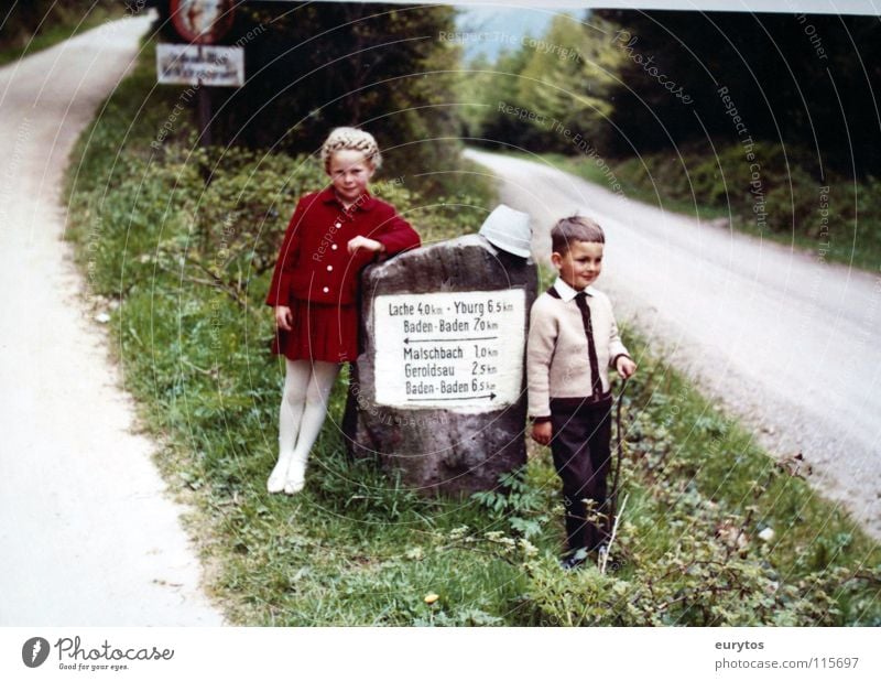 der Weg ist das Ziel. Mädchen Kind wandern Serpentinen Ferien & Urlaub & Reisen rot grün Wege & Pfade Siebziger Jahre Sechziger Jahre old-school Jacke Stock