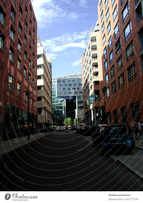 Häuserschlucht Sony Center Berlin Potsdamer Platz Verkehr Architektur Straße Mensch Blauer Himmel