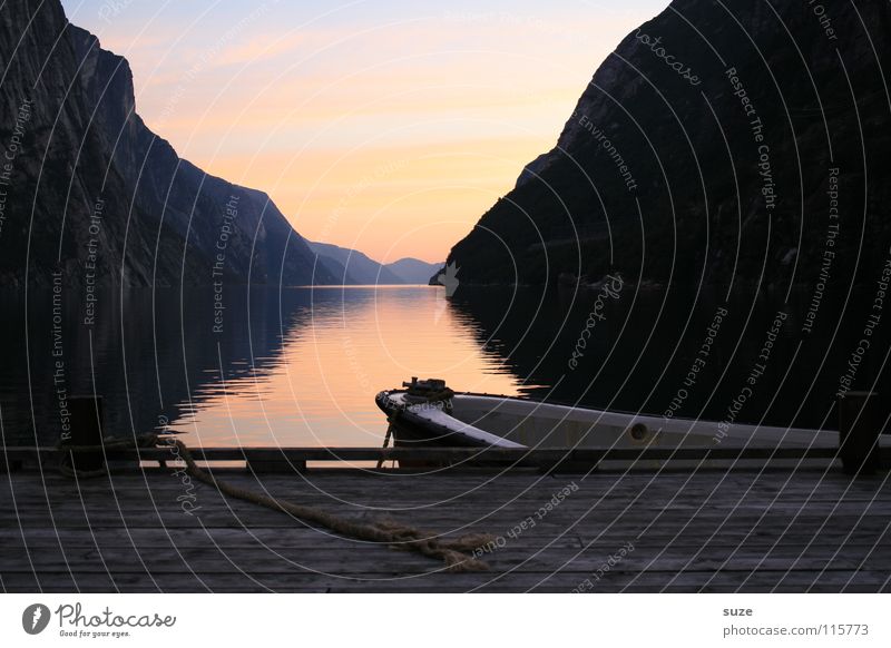 Fjord ruhig Ferien & Urlaub & Reisen Tourismus Freiheit Meer Berge u. Gebirge Umwelt Natur Landschaft Wasser Bootsfahrt Fischerboot Ruderboot natürlich