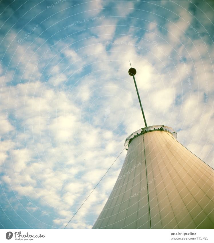 zelt Himmel Wolken Marktplatz modern blau Kraft analog Mittelformat Quadrat Altokumulus floccus Zelt Osten Cottbus Brandenburg Folie spannen Draht Drahtseil