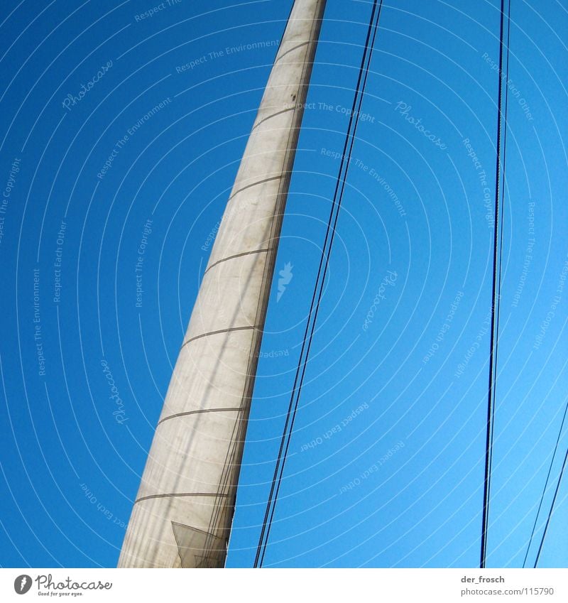 ahoi I Segeln Wasserfahrzeug Gegenlicht weiß Fernweh Schifffahrt Ahoi Sport Spielen Himmel Strommast segeltuch Seil Wind blau Linie klüver außenklüver